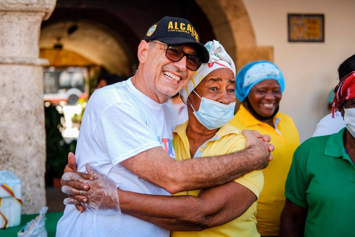 William Dau, el alcalde, junto a una de las participantes del festival. // Foto: cortesía