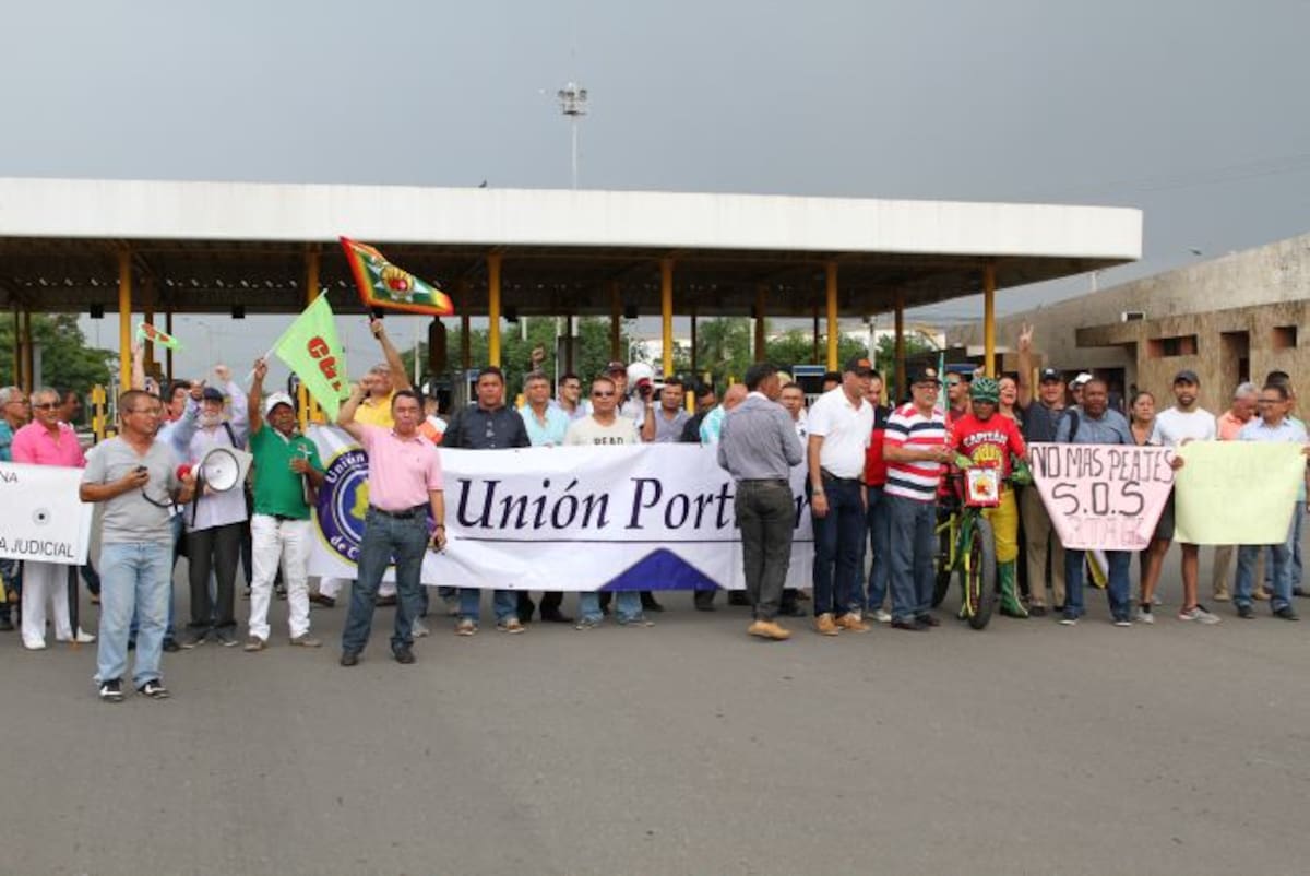 En julio de este año, diversas organizaciones ciudadanos realizaron un plantón en contra de los peajes internos. Oscar Díaz - El Universal.
