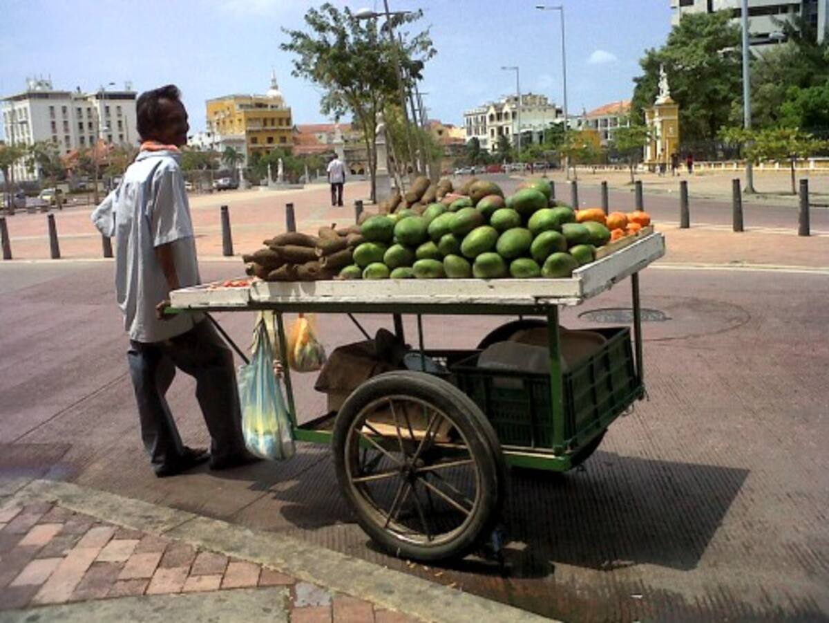 Las ventas de frutas y verduras en carretas persisten en el Centro Histórico de Cartagena, en contraste con la subsistencia diaria de quienes tienen que sostener una familia. El Universal