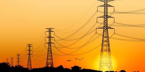 Gobierno anuncia acuerdos con siete empresas para bajar tarifas de energía