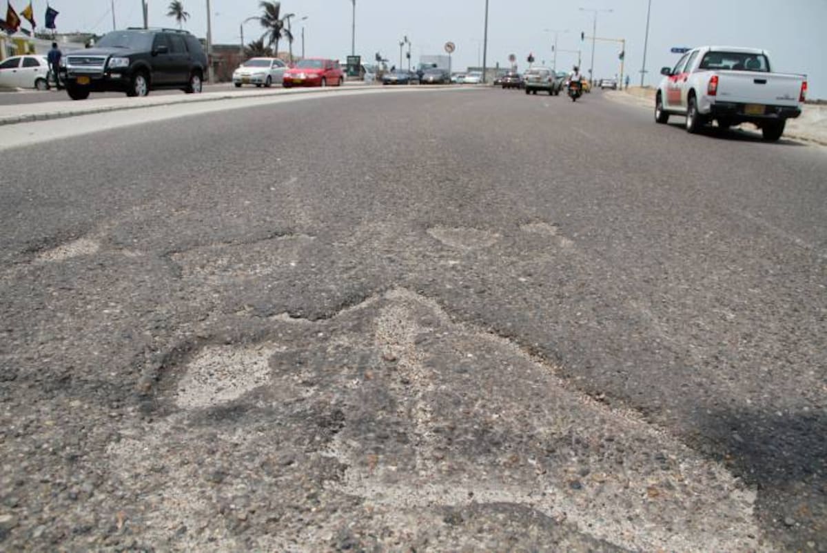 Las lluvias y el rocío constante de agua de mar, son los causantes principales del deterioro del asfalto de la Avenida Santander. ÓSCAR DÍAZ ACOSTA - EL UNIVERSAL