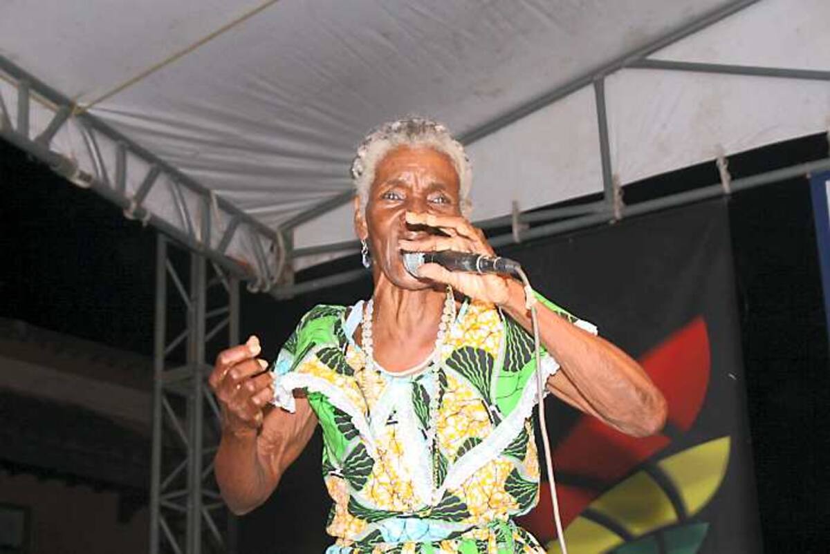 Dolores Salinas, en una de sus últimas presentaciones con Las Alegres Ambulancias. FOTOS: JULIO CASTAÑO