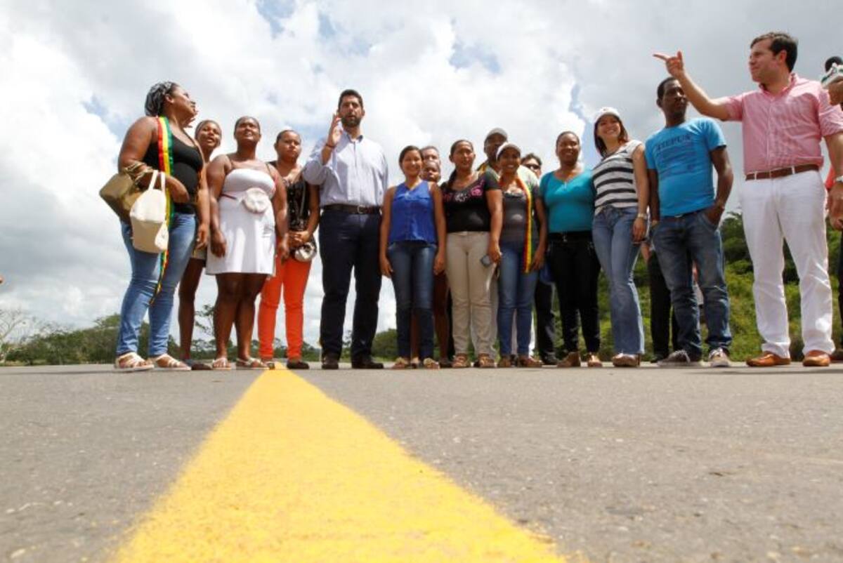 El Alcalde recorrió con la comunidad y su gabinete la recién inaugurada vía. // JULIO CASTAÑO-EL UNIVERSAL