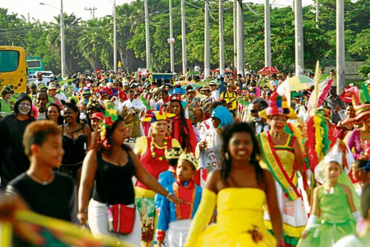 Multitudinario desfile en Torices. La gente, disfraces y tambores hicieron la fiesta. JOSÉ MEJÍA - EL UNIVERSAL