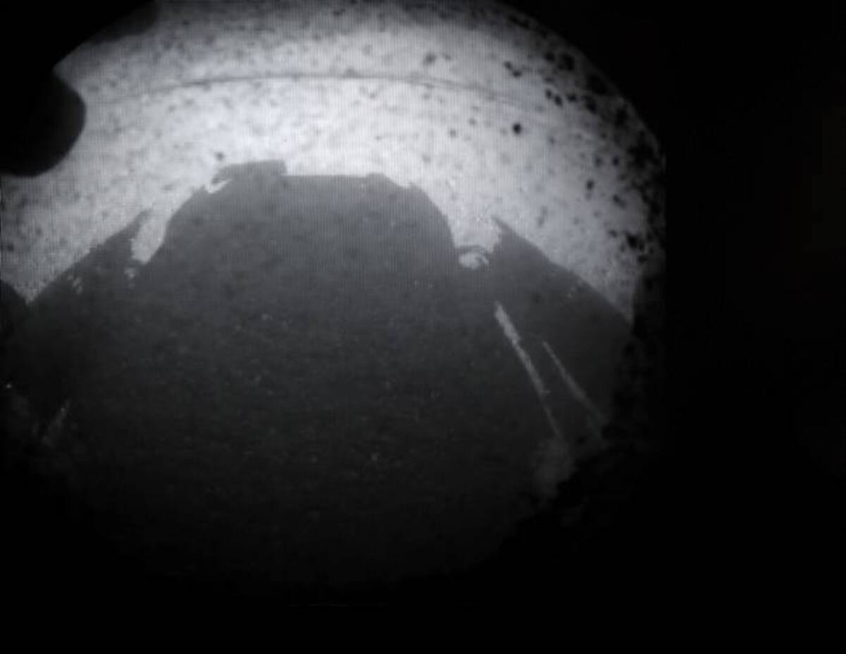 El robot Curiosity envió su primera fotografía, de una claridad sorprendente, que retrata su propia sombra en suelo marciano. AFP NASA