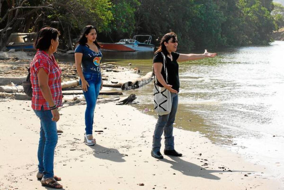Luz Amparo Salcedo, directora de turismo, en su recorrido.