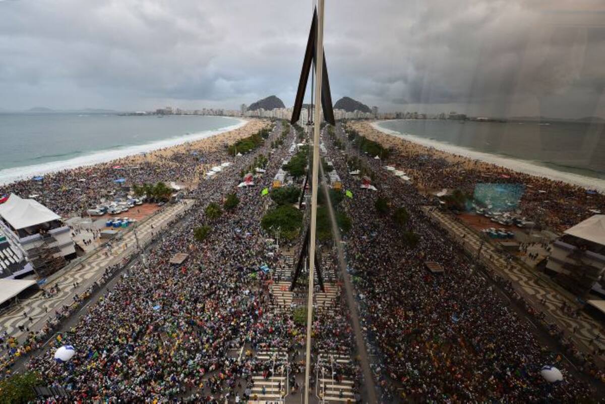 Miles de personas han salido a recibir al papa Francisco. FOTOS AFP Y AP