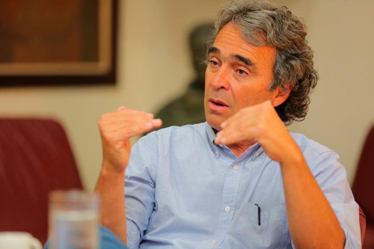 “Somos un estorbo, los extremos solo quieren quedar dos”: Sergio Fajardo