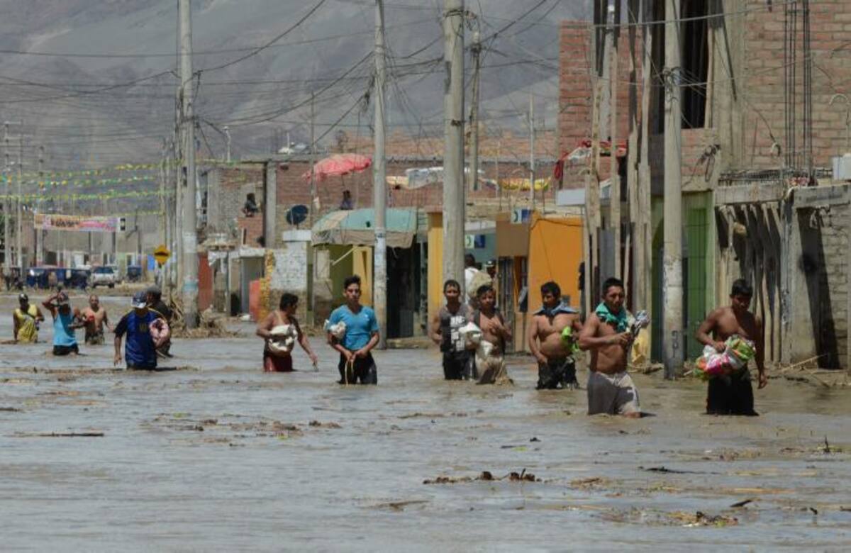 Debido a "El Niño Costero", Perú tiene hoy cortadas varias vías y puentes además de los rieles del ferrocarril central, por donde baja la producción minera a sus puertos para enviarse al exterior. AFP