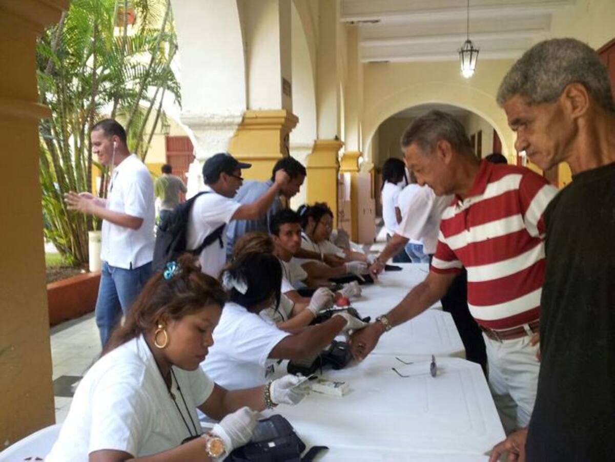 El sistema de identificación biométrica es usado en los puestos de votación de esta jornada electoral. ANTONIO CANCHILA- EL UNIVERSAL