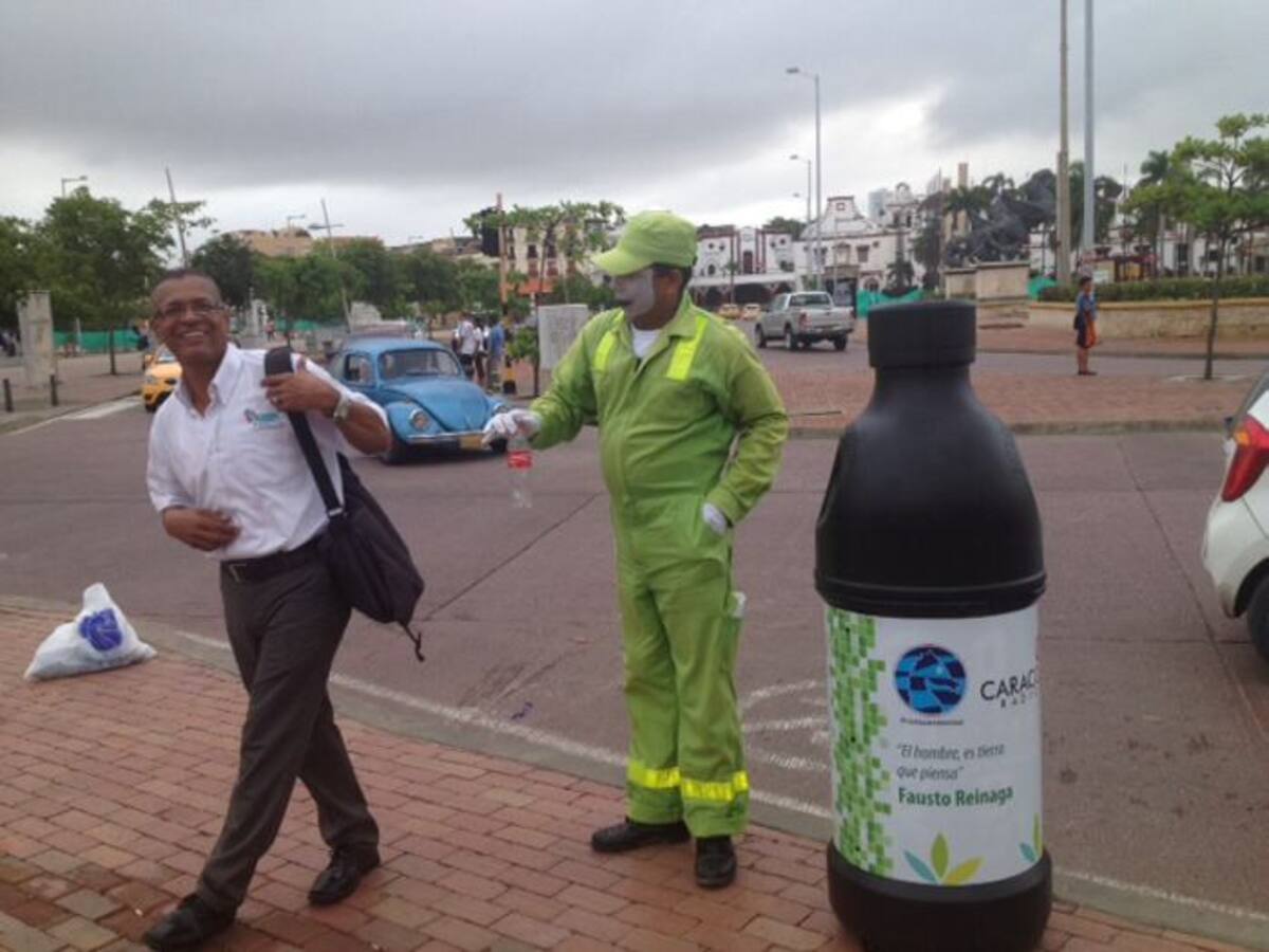 Personal de Pacaribe orienta a la ciudadanía sobre el manejo adecuado de residuos reciclables.