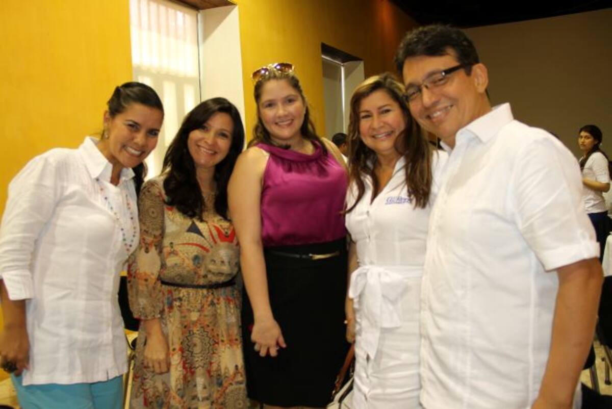 Janice Gómez, Claudia Pérez, Carolina Olarte, Chela Garrido y Carlos Monroy.