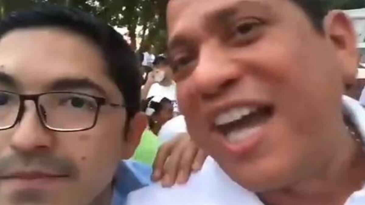 El youtuber Oswaldo Ortíz junto al candidato Antonio Quinto. Foto tomada de video.