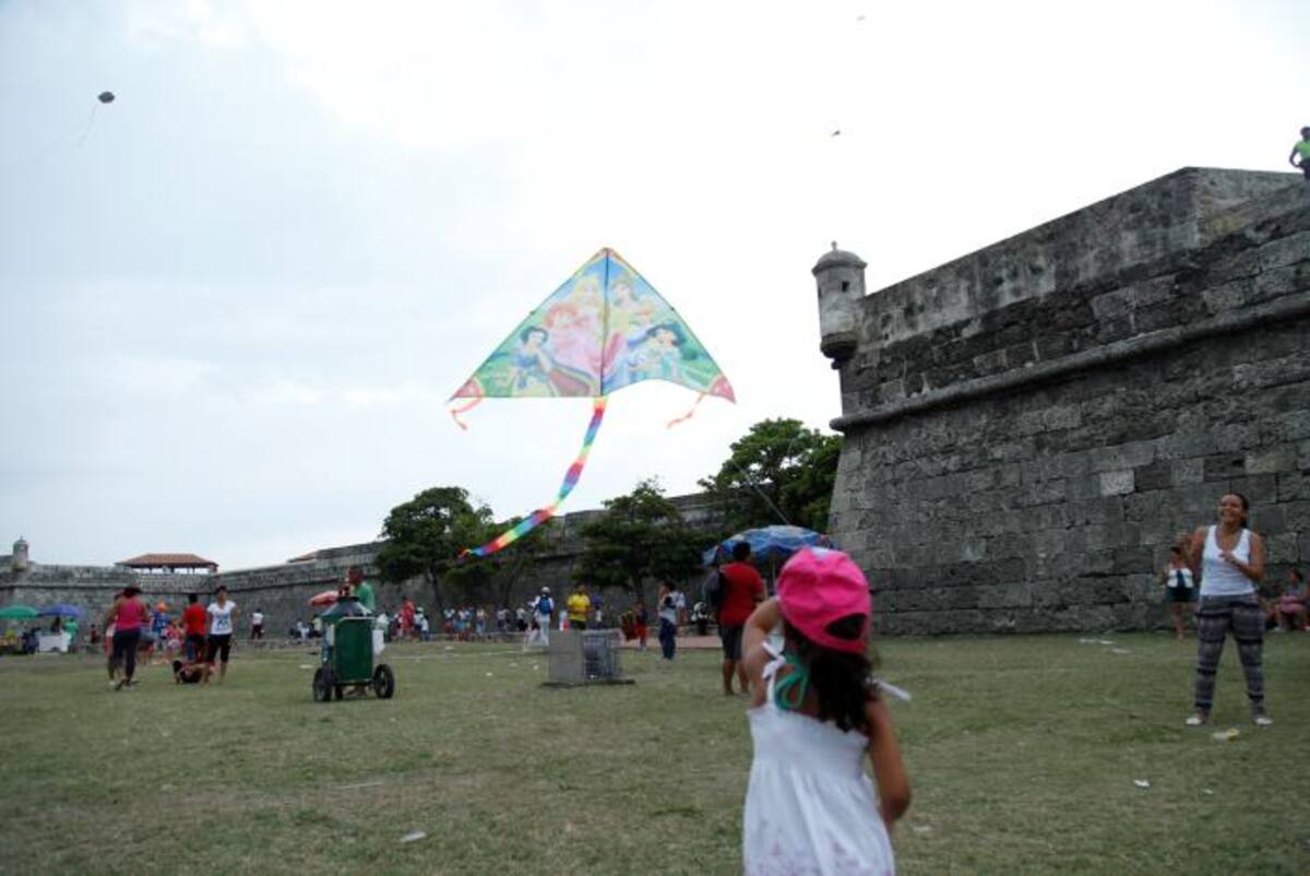 El Festival de Cometas de Cartagena llena de color al cielo del sector Las Tenazas y reúne a cientos de amantes del viento que esperan la llegada de agosto para exponer su talento con los 'barriletes'. Aroldo Mestre - El Universal