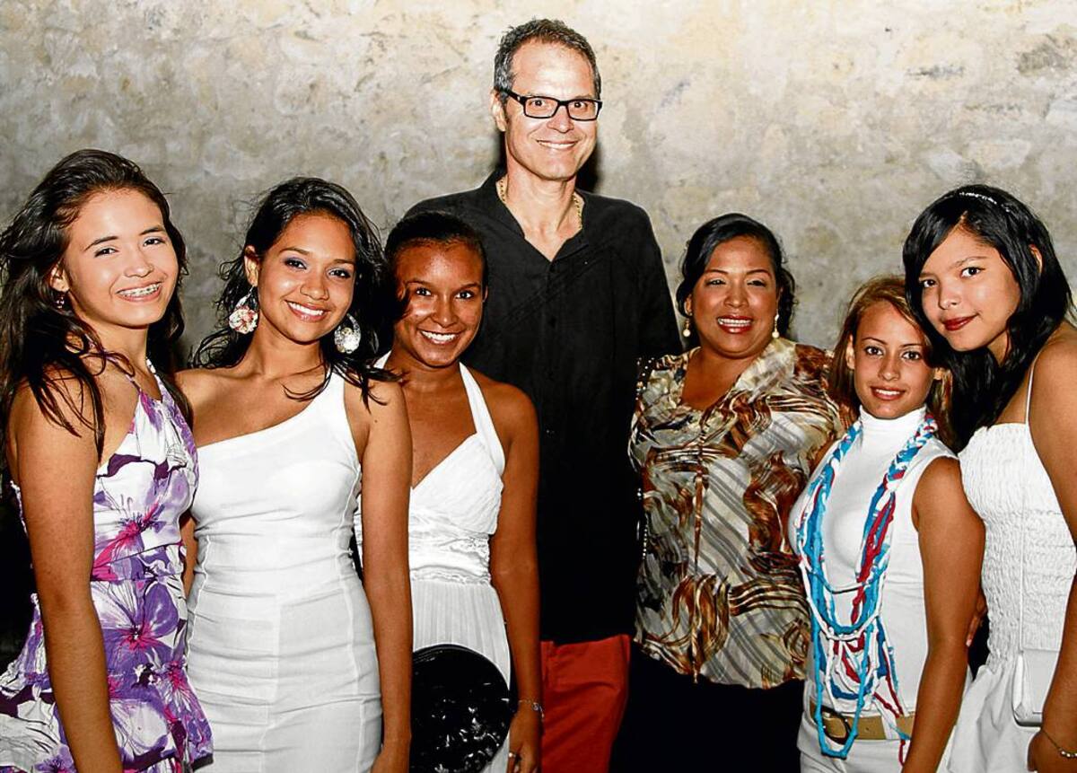 Ernesto McCausland con Angela Marañón, Liz Zarco, An-drea Arzuza, Heidy Ahumada, Daniela Fernández y Erika Behaine.