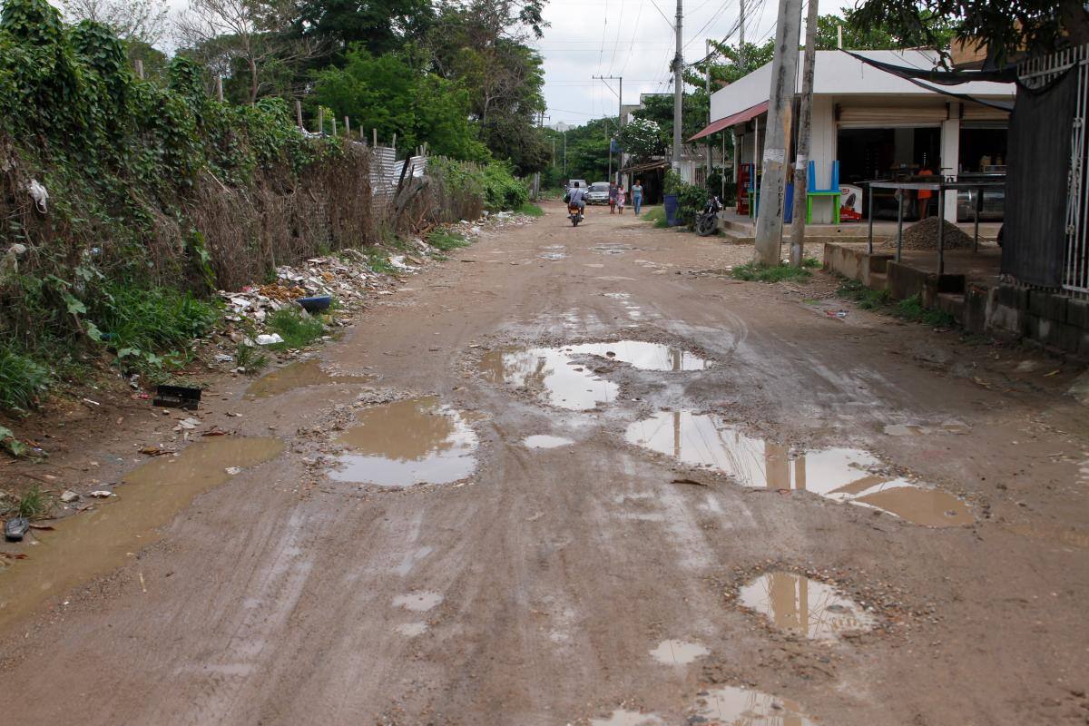 La calle de acceso al sector Revivir está en malas condiciones.
