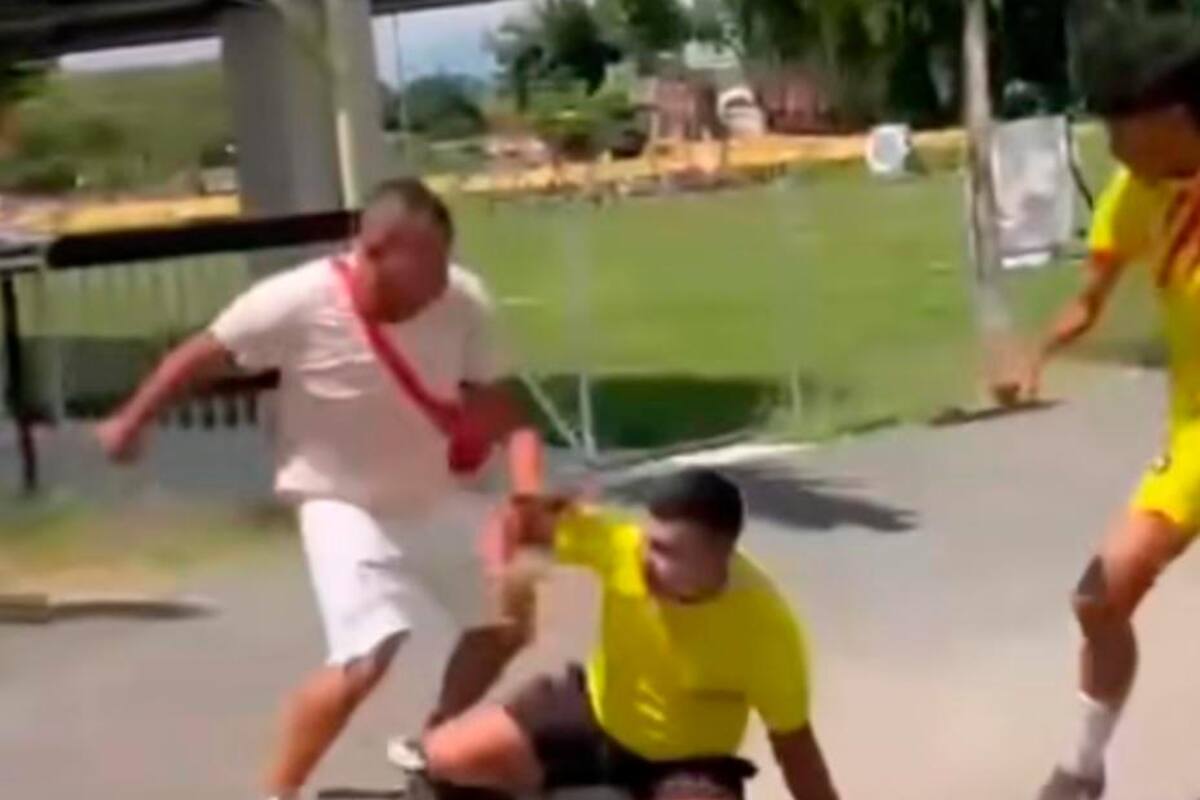 Video: jóvenes de un equipo de fútbol y su entrenador dan paliza a árbitros