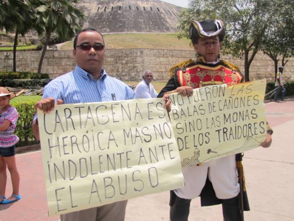 Cristian Román apoyando la protesta, junto a Jesús Taborda Santiago Preciado