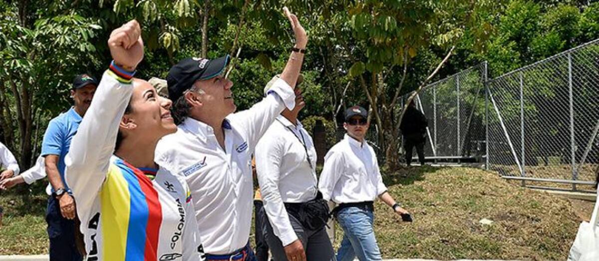 Juan Manuel Santos acompañando de Mariana Pajón. Colprensa.