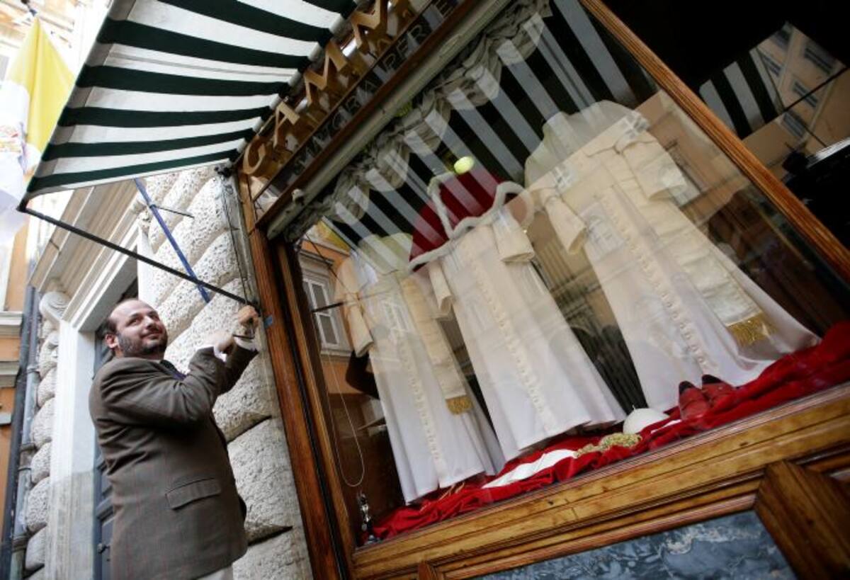 La exhibición de las vestiduras fue uno de los primeros indicios tangibles de que se elegirá pronto un nuevo papa. AP Andrew Medichini