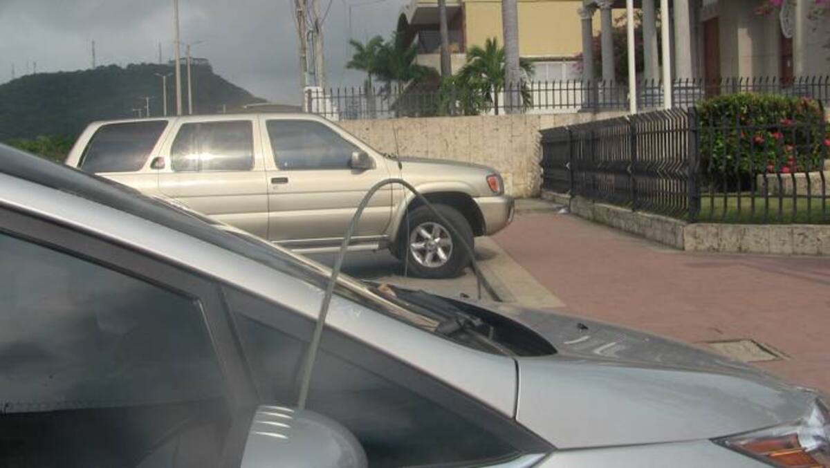 Así quedó tendida la guaya sobre los dos autos. LUIS CARLOS PRADO - ELUNIVERSAL.COM.CO