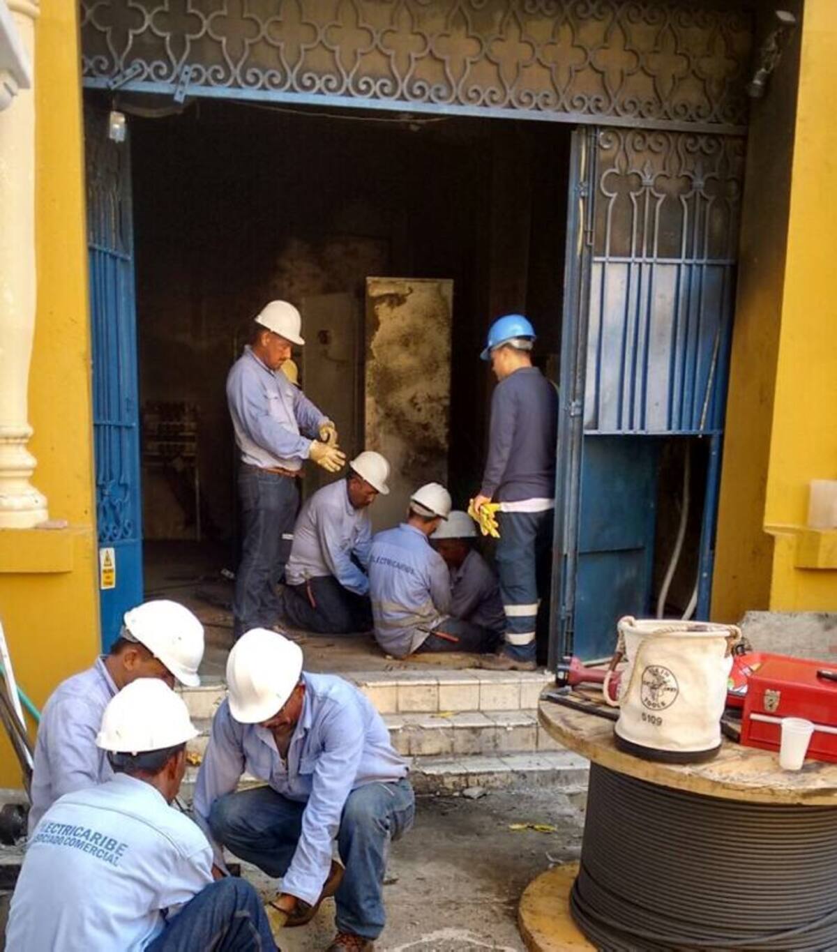 El estallido ocurrió en los cables subterráneos que se hayan un cuarto de máquinas que tiene Electricaribe en la Plaza de Santo Domingo. Allí se hacen los arreglos. Cortesía Electricaribe