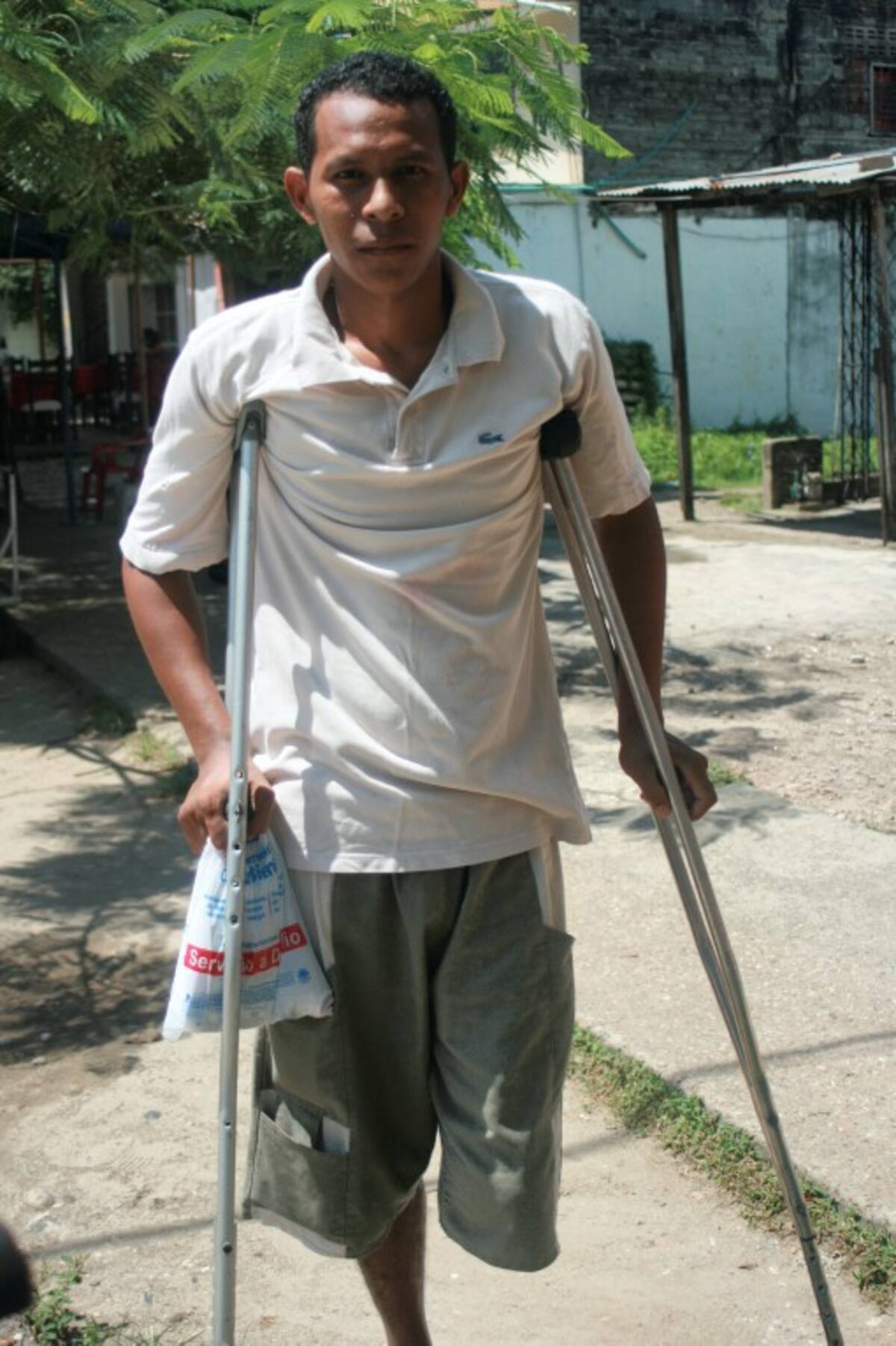 John Solís Vides, en muletas. CORTESÍA: EL COMUNICADOR DE MAGANGUÉ