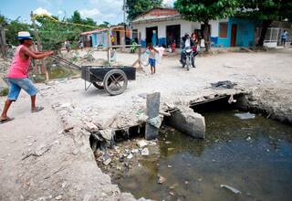 El importante puente que quedó en ruinas y no tiene dolientes