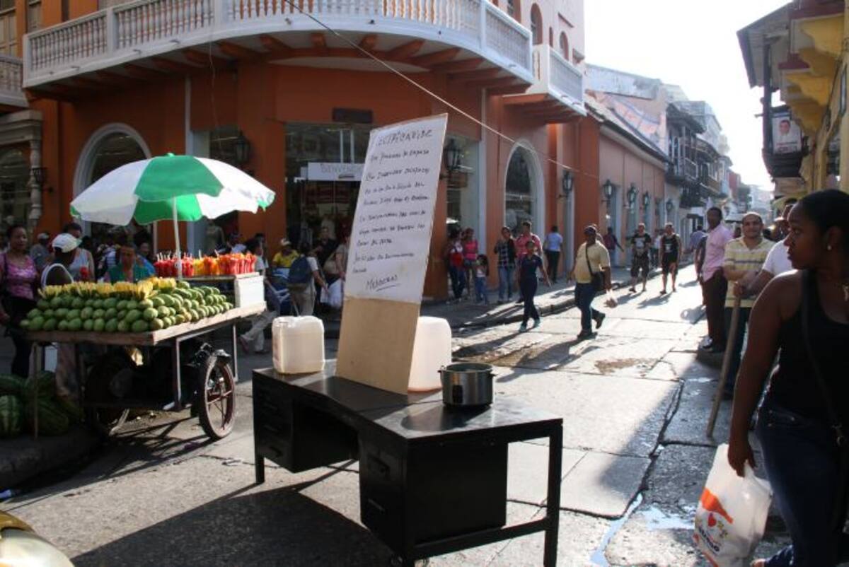 Vecinos y comerciantes bloquearon la calle de La Moneda en el Centro como señal de protesta ante las continuas fallas en el servicio de energía del sector. Zenia Valdelamar - El Universal