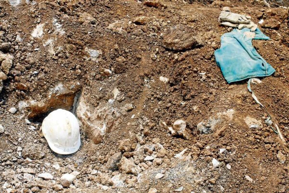 El casco y los guantes del minero quedaron tirados a pocos metros en el lugar en donde se registró la explosión.