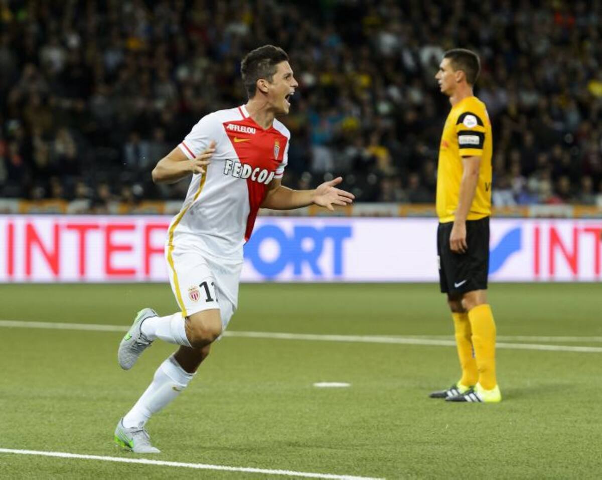 Guido Carrillo celebra su anotación con el Mónaco. AFP FABRICE COFFRINI