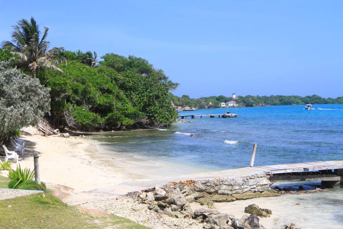 Grave turista extranjero al ser golpeado por yate en las Islas del Rosario