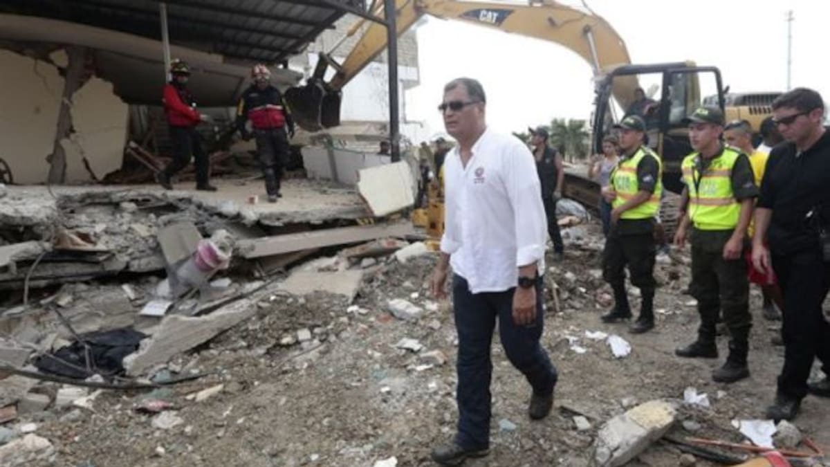 El presidente Rafael Correa pidió que visiten las provincias afectadas para reactivar el trabajo. AFP.