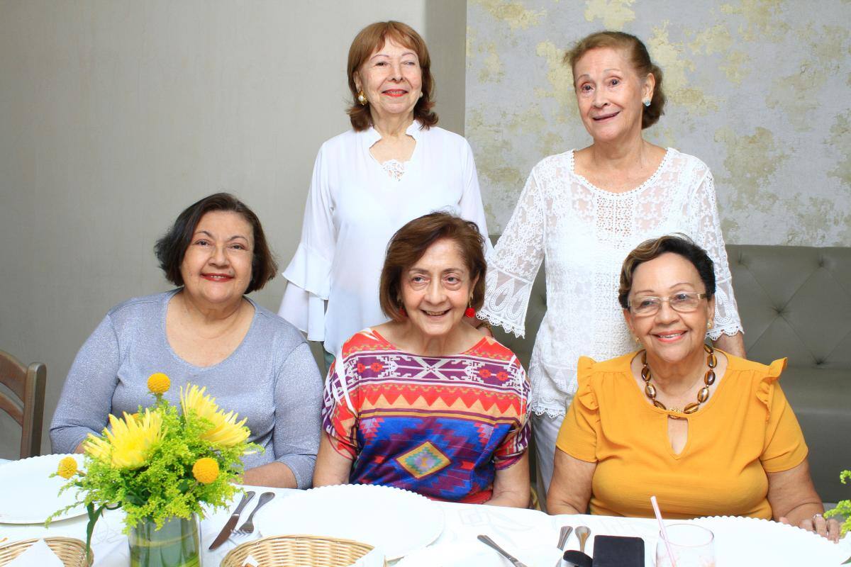 De pie: Velia García y Gilma Delgado; sentadas: Míriam Díaz, Cecilia Vergara y Nancy de López.
