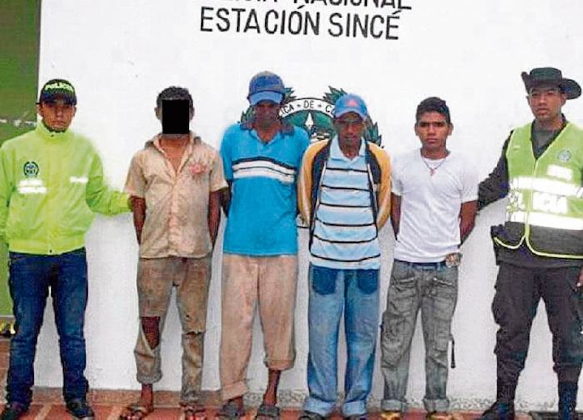 Los capturados fueron identificados como Rodolfo Acevedo Medina, alias ‘Rufo’, de 40 años de edad, Cesar Eduardo Hernández Ávila, de 19 años de edad, Jorge Alberto Arrieta Sola, alias ‘El Quino’, de 32 años. También fue aprehendido un menor.