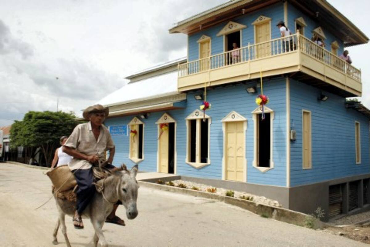 La Casa de la Cultura de Colosó fue restaurada y ayer inaugurada por la Ministra de Cultura.