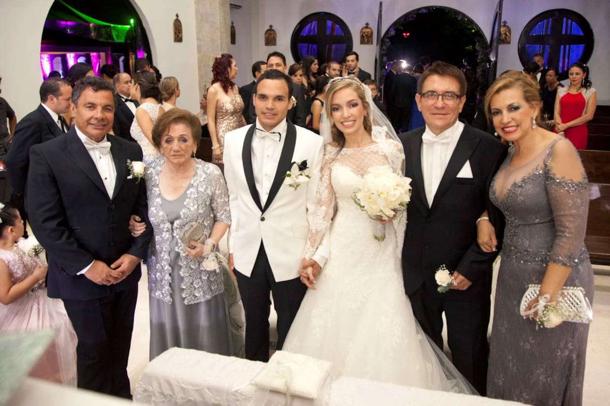 Carlos Salcedo, Olivia de De La Vega; los recién casados Carlos Salcedo De La Vega y Karen Santamaría; Hernando Santamaría y Matilde Bernales Monsalve. Fotos: Archivo particular