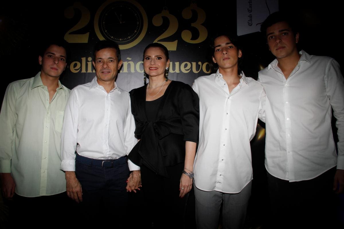 Esteban Giraldo, Fabio Giraldo, Vivian Yidios, Tomas Giraldo y Fabio Giraldo.
