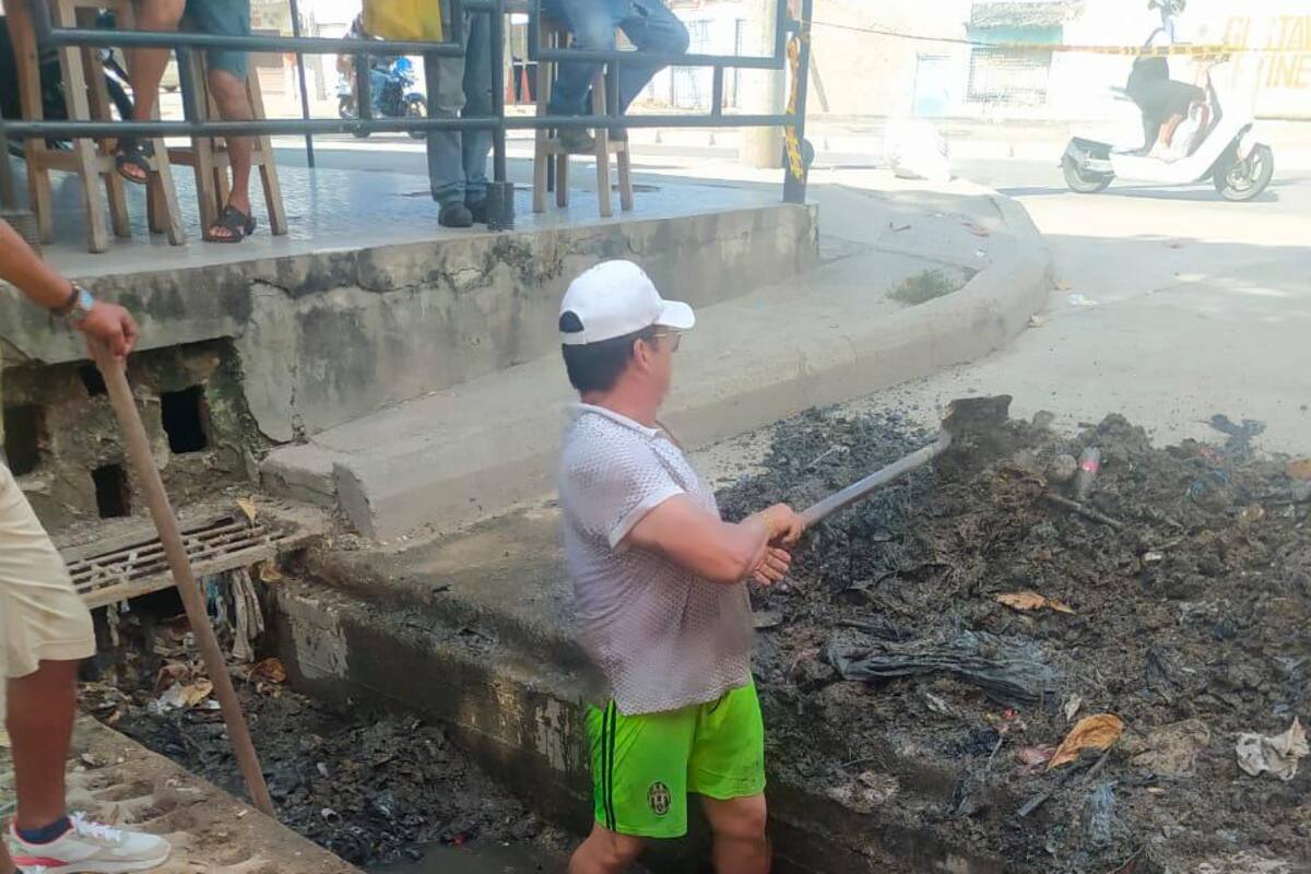 ¡Se pusieron la diez! Comunidad limpia canal sedimentado en barrio España