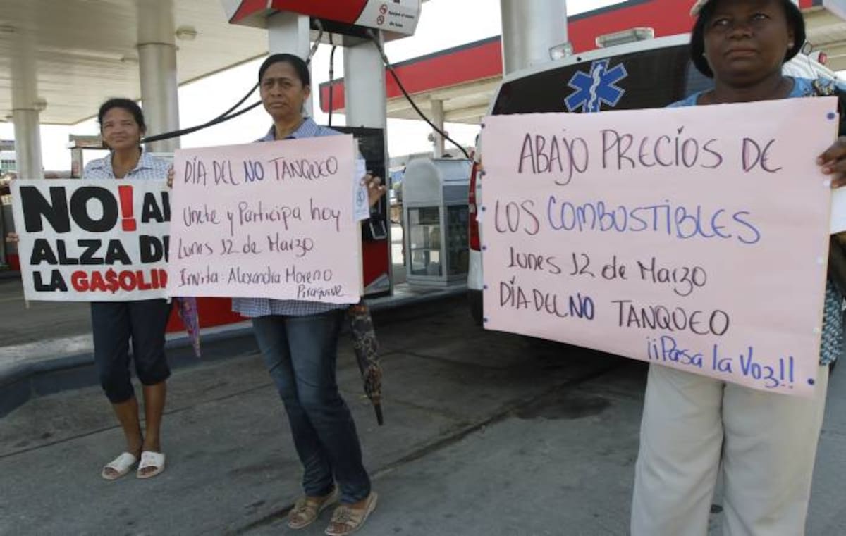 El sector El Amparo fue el escogido por miembros del movimiento político Mira para expresar su decontento con las alzas constantes en los precios de los combustibles. AROLDO MESTE ALCÁNTARA - EL UNIVERSAL