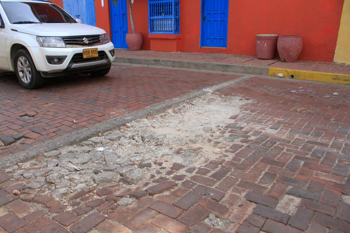 En la calle Playa de la Artillería hay daños en la vía con adoquines.