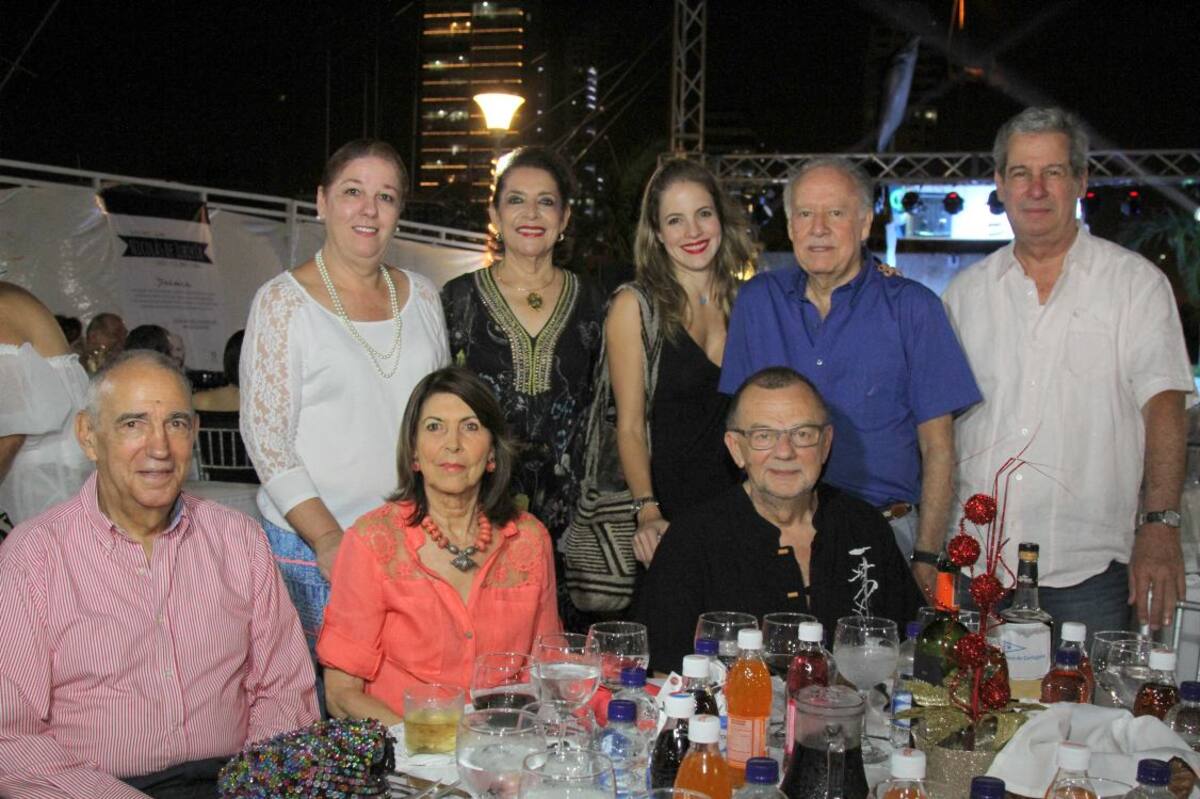De pie: Joan Mac Master, Rosario de Gnecco, Adriana Tono, Jaime Henao y Juan Carlos Acosta; sentados: Octavio Gnecco, Beatriz de Henao y Dirk Seevogel.