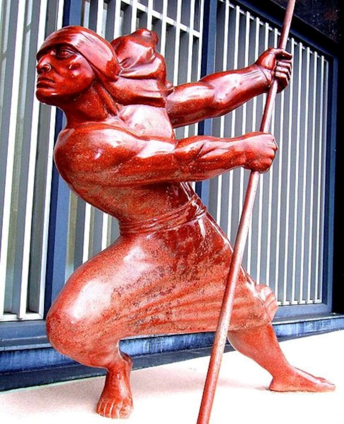 La estatua del Boga fue derribada luego de 72 horas de ubicada en la Avenida Primera.
