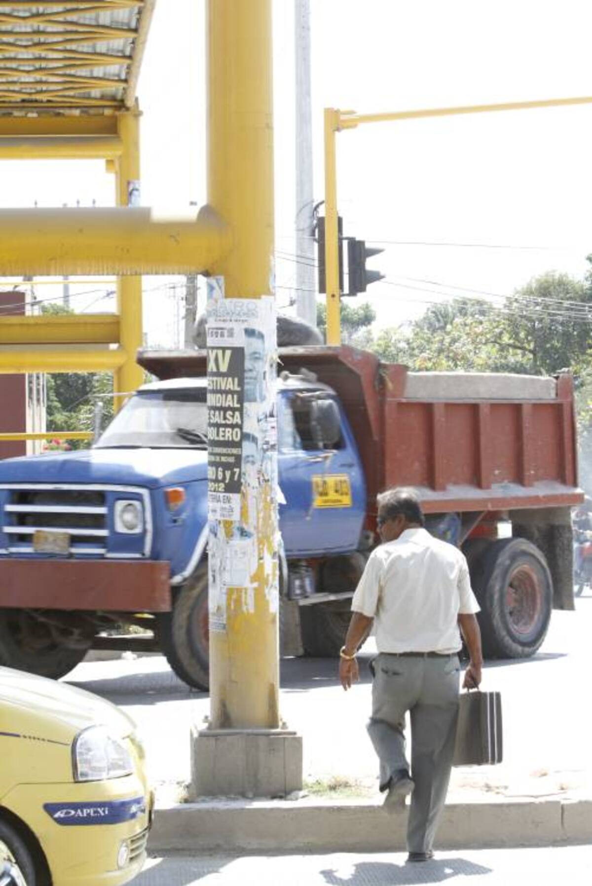 Lo más preocupante es que son los adultos los que no usan los puentes peatonales. Julio Castaño/El Universal