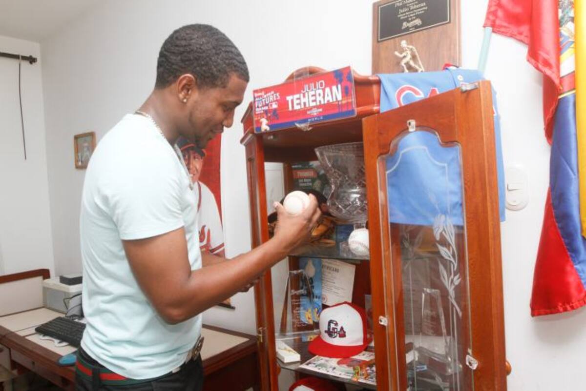 Julio Teherán le muestra al ojo clínico del reportero gráfico Julio Castaño, de El Universal, las bola con la que debutó en Grandes Ligas, el 7 de mayo de 2011 ante los Filis de Filadelfia. JULIO CASTAÑO - EL UNIVERSAL