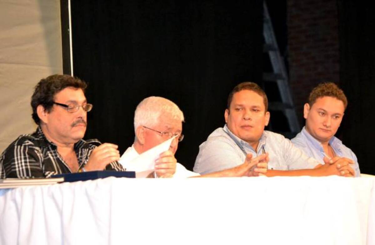 osé Luis González, gerente del Fondo Mixto de Cultura, y monseñor Nel Beltrán Santamaría, durante el acto inaugural del Encuentro Internacional de Escritores. CORTESÍA