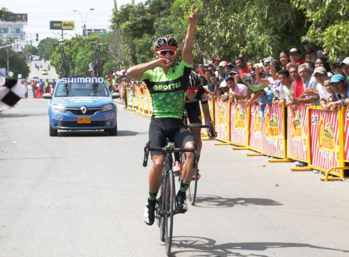 Óscar Pachón (Muebles Romaco), gana al sprint la tercera etapa de la Primera Vuelta Mariscal Sucre. El Universal.