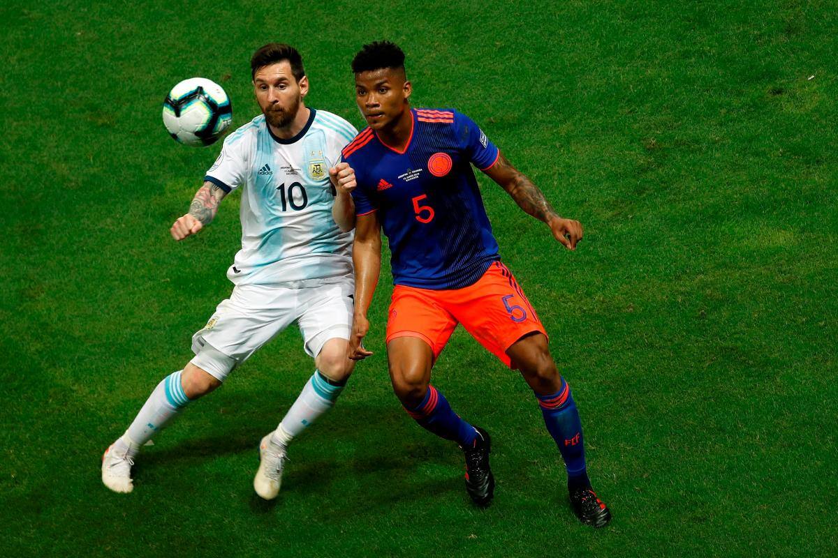 El cartagenero Wílmar Barrios anuló a Lionel Messi en todo el juego. //efe