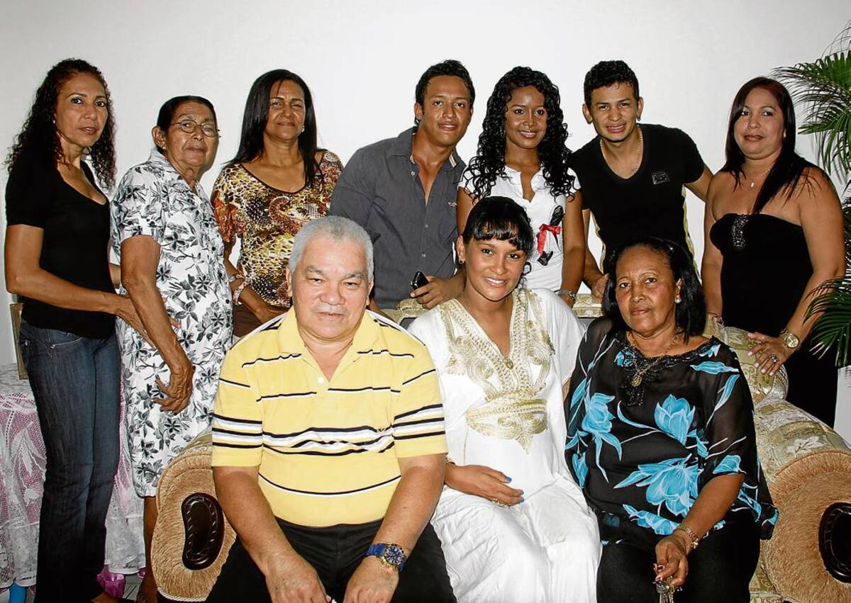De pie: Cristina de Gonzalez, Heidez González, Doria Ramos, Eduardo Barreto, Carmen Gómez, Ruddy Sanchez y Diana González; sentados: Manuel Vargas, la agasajada, Jeimy Paola Vargas; y Alba Gómez de Vargas.