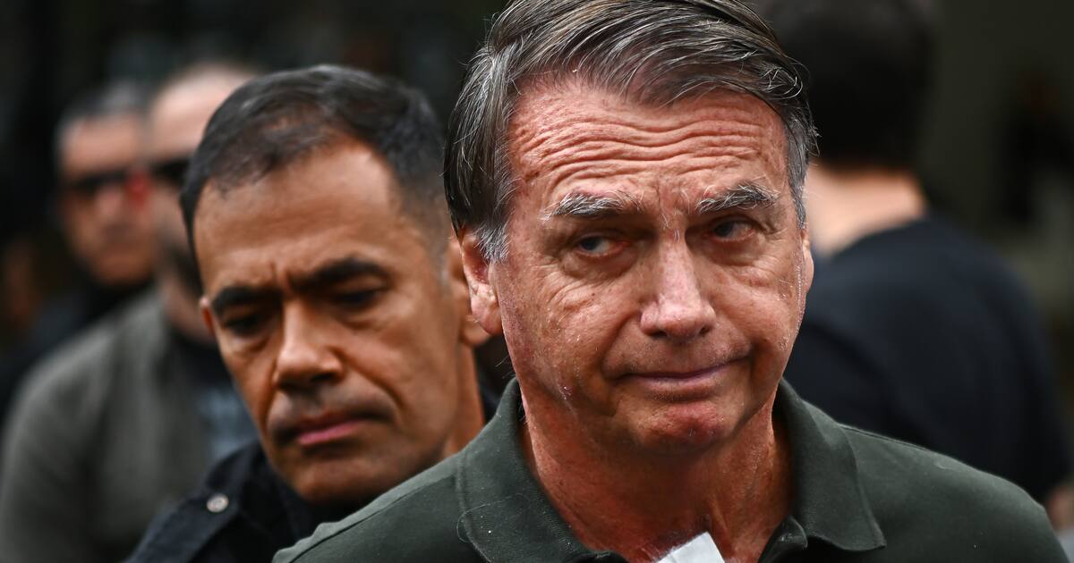 Former President Jair Bolsonaro was hospitalized for bronchopneumonia